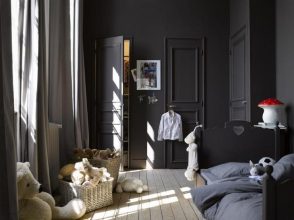 “No descartes el negro como color para los muebles de un dormitorio infantil”