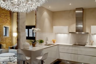 “Las cocinas pequeñas pueden ser tan cómodas, funcionales y parecer tan grandes como deseamos”