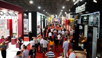 "Couromoda 2014 Sao Paulo es una feria de moda para el lanzamiento de zapatos y artículos de cuero."