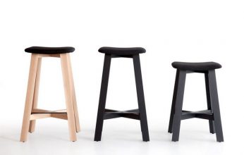 "Una serie de taburetes de madera diseñados por Sohei Arao."