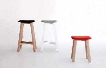 "Una serie de taburetes de madera diseñados por Sohei Arao."