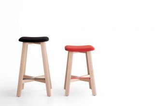 "Una serie de taburetes de madera diseñados por Sohei Arao."