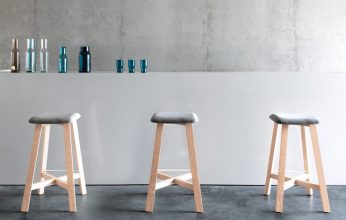 "Una serie de taburetes de madera diseñados por Sohei Arao."