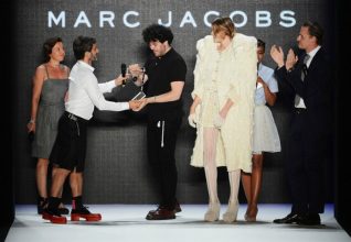 “El diseñaor Leandro Cano ya tiene tres colecciones premiadas y es una gran promesa en el mundo de la moda”