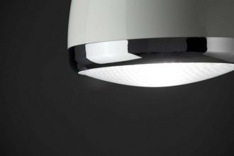 "Diseñada por Faro Barcelona, está disponible en dos acabados, blanco y negro."