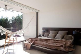"La silla CH24 Wishbone Chair de Carl Hansen oculta una fuerza y funcionalidad confeccionada para cualquier hogar."