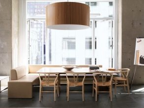 "La silla CH24 Wishbone Chair de Carl Hansen oculta una fuerza y funcionalidad confeccionada para cualquier hogar."