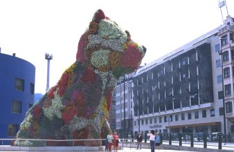 "El Hotel Silken Gran Domine Bilbao situado en la ciudad vasca Bilbao, ofrece un refugio cálido y confortable, ideal para parejas o viajes de negocio."