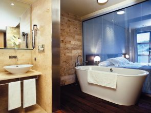 "El Hotel Silken Gran Domine Bilbao situado en la ciudad vasca Bilbao, ofrece un refugio cálido y confortable, ideal para parejas o viajes de negocio."