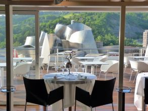 "El Hotel Silken Gran Domine Bilbao situado en la ciudad vasca Bilbao, ofrece un refugio cálido y confortable, ideal para parejas o viajes de negocio."