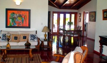 “La decoración de una casa de campo puede tomar estilos muy diferentes sin perder la esencia rústica”