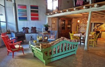 “La decoración de una casa de campo puede tomar estilos muy diferentes sin perder la esencia rústica”