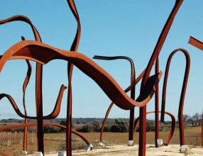 “Barbastro: Conoce el patrimonio de esta hermosa ciudad y recorre las mejores bodegas de la zona, con numerosas actividades de enoturismo.”