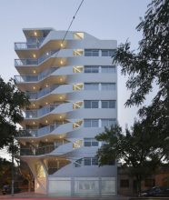 "El edificio de departamentos verticales es quizá el programa arquitectónico más subestimado en Argentina."