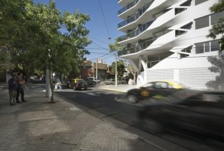 "El edificio de departamentos verticales es quizá el programa arquitectónico más subestimado en Argentina."