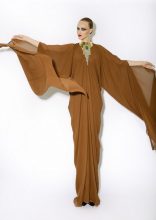 “Para su primera colección anual de Prêt-à-Porter Stéphane Rolland presenta caftanes de edición limitada, vestidos túnica, capas asimétricas y accesorios impresionantes”