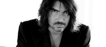 “Para su primera colección anual de Prêt-à-Porter Stéphane Rolland presenta caftanes de edición limitada, vestidos túnica, capas asimétricas y accesorios impresionantes”