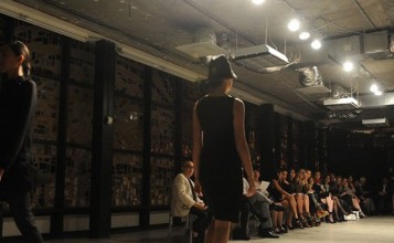 "La exclusiva marca de ropa femenina Akris inauguró recientemente su nueva boutique en Bal Harbour y para celebrarlo organizó un íntimo desfile de modas en la National YoungArts Foundation."