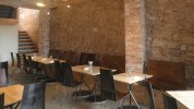 "El restaurante Somiatruites, en el barrio del Rec de Igualada, se ha transformado recientemente en un centro gastronómico y cultural diseñado por tres jóvenes."