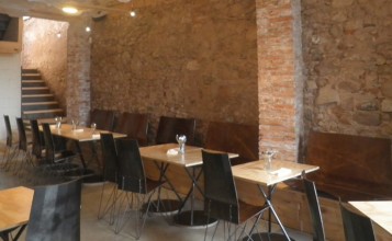 "El restaurante Somiatruites, en el barrio del Rec de Igualada, se ha transformado recientemente en un centro gastronómico y cultural diseñado por tres jóvenes."