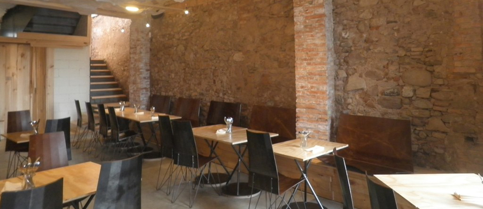 "El restaurante Somiatruites, en el barrio del Rec de Igualada, se ha transformado recientemente en un centro gastronómico y cultural diseñado por tres jóvenes."