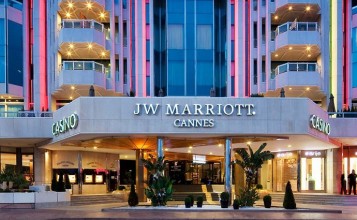 "Fendi Casa está presente en uno de los lugares más exclusivos de la Costa Azul durante el Festival de Cine de Cannes. Del 14 al 25 de mayo de 2014 las elegantes propuestas de la colección Fendi Outdoor visten la terraza del Club Costes by Albane del JW Marriott Cannes"