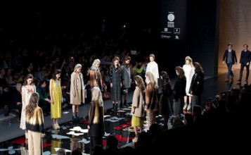 "Ailanto es una firma de moda ubicada en Barcelona desde 1992. Está formada por los hermanos gemelos Iñaki y Aitor Muñoz"