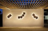 "ORIGAMI es una luminaria wallart para exteriores, basada en apliques, que permite hacer tantas configuraciones como se desee. Diseñada por Ramón Esteve para Vibia. Está disponible en tres colores: lacado blanco, óxido o verde óxido mate."
