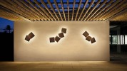 "ORIGAMI es una luminaria wallart para exteriores, basada en apliques, que permite hacer tantas configuraciones como se desee. Diseñada por Ramón Esteve para Vibia. Está disponible en tres colores: lacado blanco, óxido o verde óxido mate."