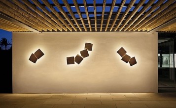 "ORIGAMI es una luminaria wallart para exteriores, basada en apliques, que permite hacer tantas configuraciones como se desee. Diseñada por Ramón Esteve para Vibia. Está disponible en tres colores: lacado blanco, óxido o verde óxido mate."