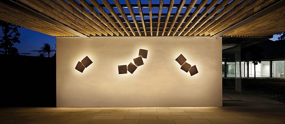 "ORIGAMI es una luminaria wallart para exteriores, basada en apliques, que permite hacer tantas configuraciones como se desee. Diseñada por Ramón Esteve para Vibia. Está disponible en tres colores: lacado blanco, óxido o verde óxido mate."