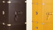 "La reconocida casa de moda italiana Gucci lanza dos baúles para viajar de alta gama en su versión masculina y femenina: Guccisima Leather Shoe Trunk y el Diamante Lux Leather Gucci Heritage Travel Trunk, están hechos a mano y a la perfección"