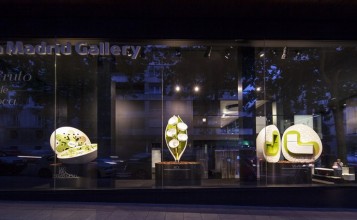 "El inodoro W+W, los lavabos Bol y la grifería de Roca se transforman en semillas en un escaparate que juega con la idea de origen."