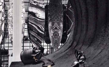 "El cada vez más famoso y cotizado diseñador Alexander Wang se unió recientemente a la compañía australiana de tablas de surf Haydenshapes para colaborar en la realización de 5 tablas de surf que combinan un ambiente deportivo con el diseño artístico de Wang."