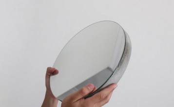 "Ignacio del Toro, quien dirige desde 2011 el estudio de diseño que lleva su nombre, ha diseñado un original espejo de hormigón, Bunker."