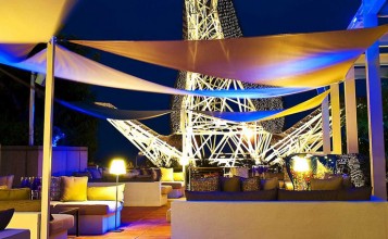 "Este hotel está localizado a veinte minutos del aeropuerto local y a muy poca distancia del centro histórico de la ciudad."