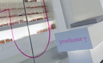 "En la fachada de la tienda se representan diferentes composiciones lineales y materiales que proporcionan su imagen característica."