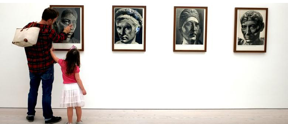 "Con un programa abierto y diverso, trata de mostrar el amplio abanico del arte actual, presentando artistas contemporáneos nacionales e internacionales."