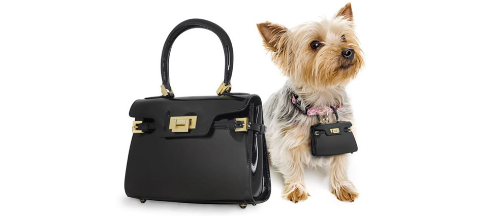 "Un lujoso bolso de marca puede ser una atrevida declaración de moda, y aun más si su perro también llevará una réplica en miniatura de tu bolso."